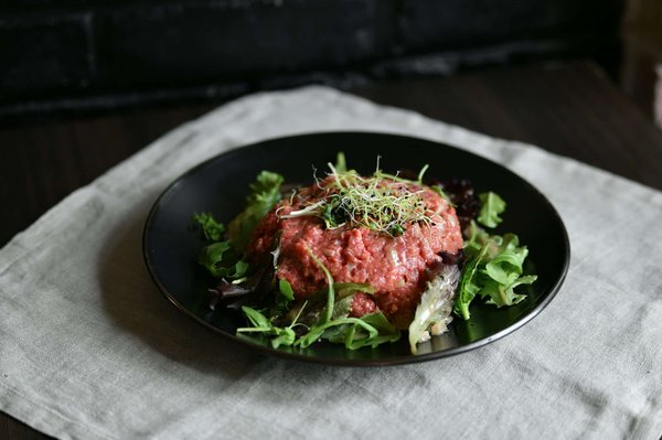 Wie bereitet man am besten ein klassisches Steak Tartare mit einem Hauch von Kräutern zu?