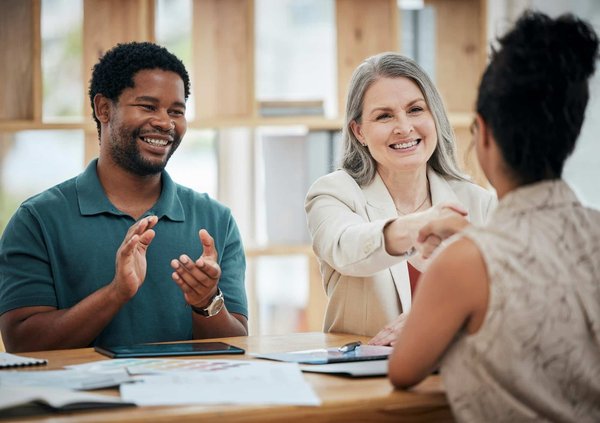 Was sind die Schlüsselkomponenten für die erfolgreiche Umsetzung von B2B-E-Commerce-Strategien?